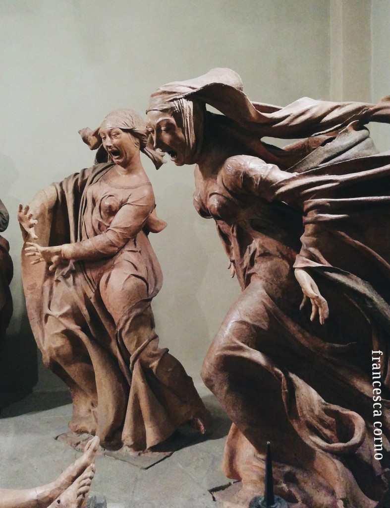 le due Marie, sulla destra del gruppo scultoreo