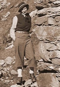 Antonia Pozzi in montagna, in abiti maschili, nel 1928.