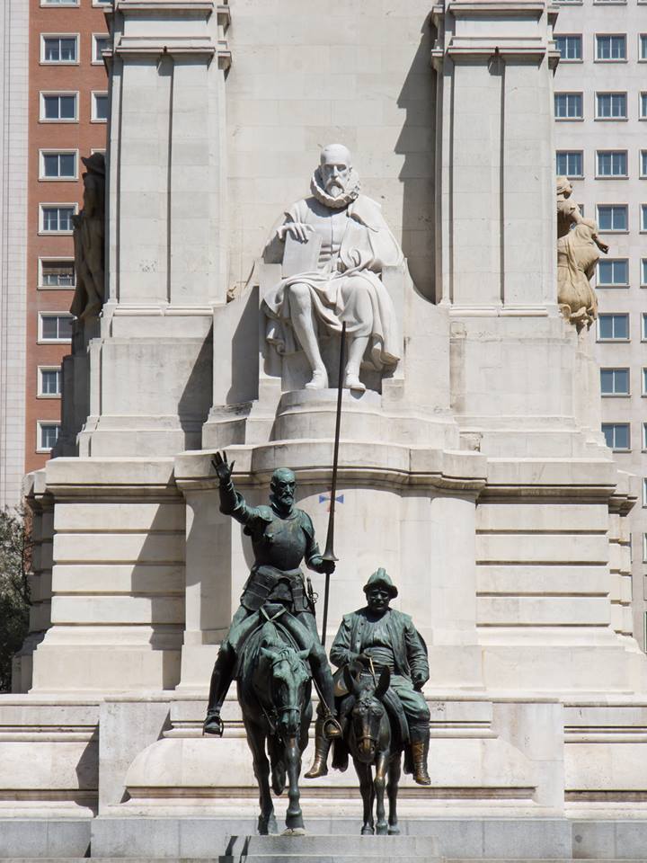 Monumento a Cervantes, Plaza de España, Madrid, progettato dagli architetti Rafael Martínez Zapatero e Pedro Muguruza e dallo scultore Lorenzo Coullaut Valera. Il monumento fu in gran parte realizzato tra il 1925 e il 1930 e venne portato a termine tra il 1956 e 1957 da Federico Coullaut-Valera Mendigutia, figlio dello scultore che aveva ideato l'opera.