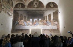 Turisti davanti al Cenacolo di Leonardo da Vinci