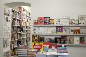L'interno di una nota libreria indipendente di Milano.