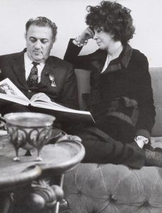 Nel 1963 Leonor disegna per l'amico regista Fellini i costumi di una scena di "Otto e mezzo" senza però comparire nei crediti del film.