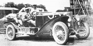 Enzo Ferrari e i suoi meccanici sull'Alfa Romeo RL SS con la quale vinse la Coppa delle Alpi nel 1923