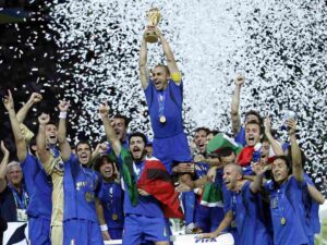 Cannavaro alza la Coppa del Mondo a Berlino