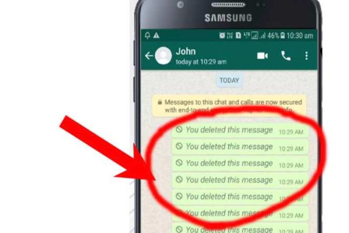 Monitor del telefono con una freccia rossa che indica dei messaggi cancellati