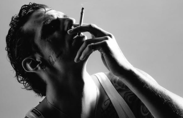 achille lauro in posa con una sigaretta
