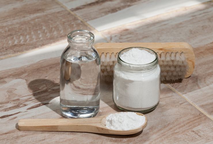 flaconcini di aceto e bicarbonato