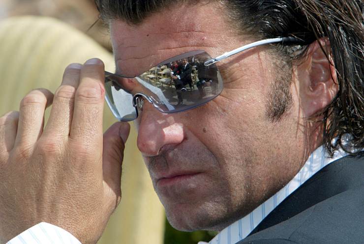 alberto tomba con gli occhiali da sole