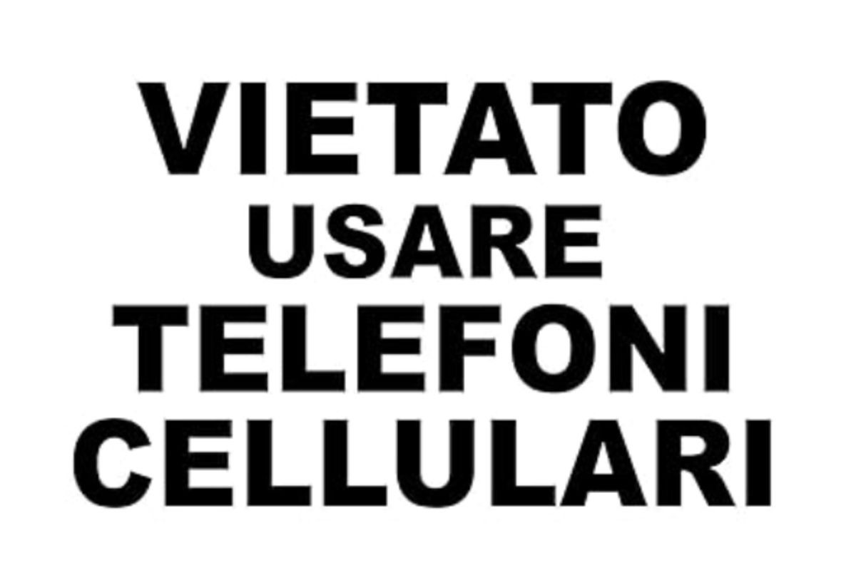 scritta vietato usare telefoni cellulari