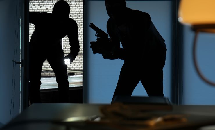 ladri entrano in casa con pistola