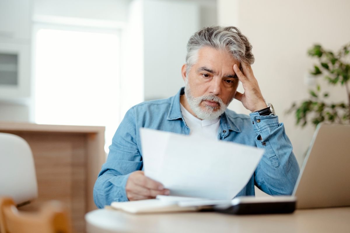 un uomo che sta leggendo una bolletta