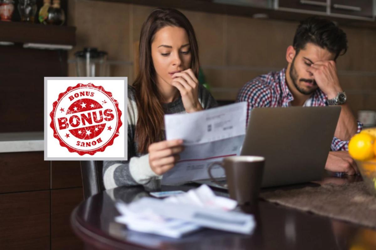 uomo e donna preoccupati mentre leggono le bollette e nel riquadro la scritta bonus