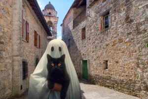 un borgo con un fantasma e un gatto nero
