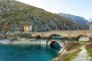 lago nel borgo di Villalago