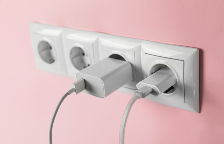 due carica batterie attaccati alle prese