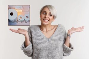 donna con espressione perplessa e nel riquadro dei rotoli di carta igienica dentro al frigo