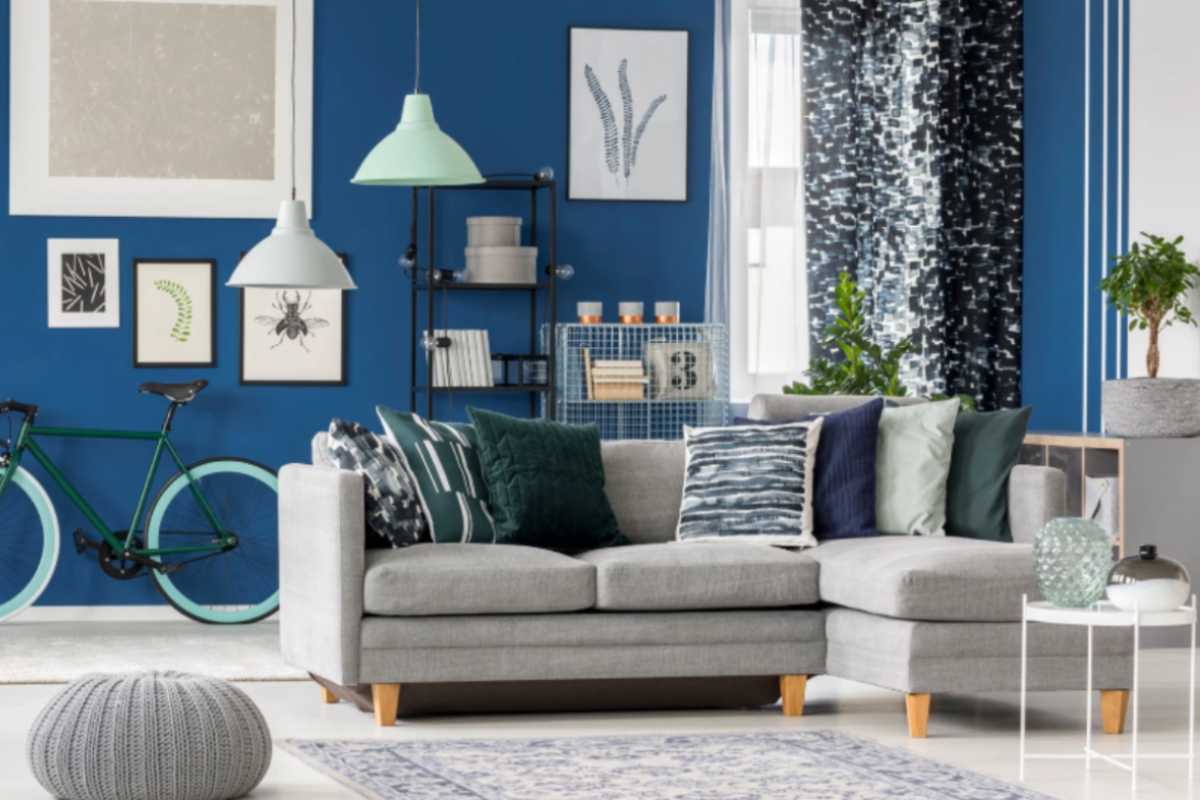 salotto con divano grigio e pareti blu navy