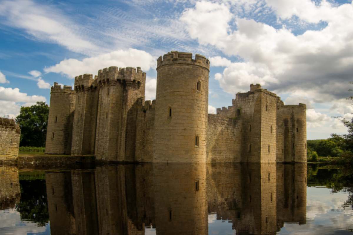 il castello di bodiam in inghilterra riflesso nell'acqua 