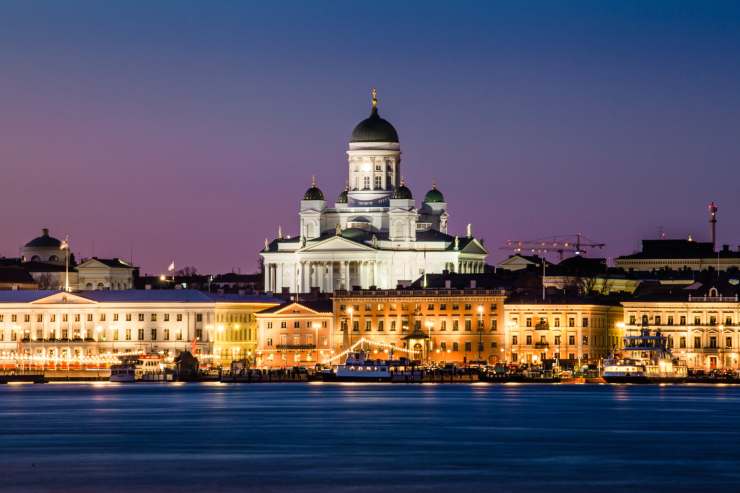 Una foto della città di Helsinki di notte