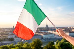 Una città italiana come sfondo ed una bandiera che sventola in primo piano