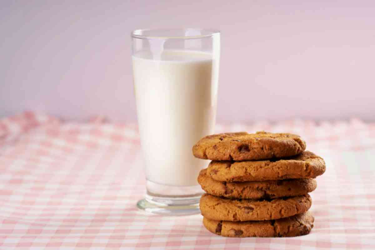 colazione latte e biscotti