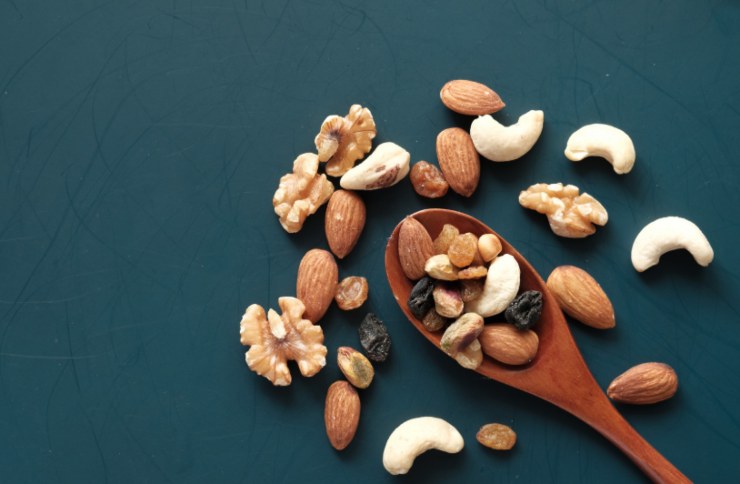 cucchiaio di legno e mix di frutta secca