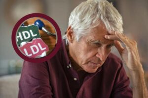 uomo anziano preoccupato con una mano sulla fronte