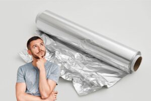 carta stagnola e un ragazzo dubbioso