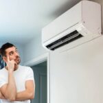 un condizionatore ed un ragazzo dubbioso