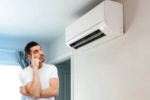 un condizionatore ed un ragazzo dubbioso
