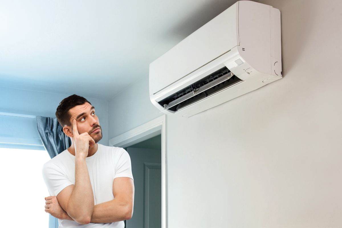 un condizionatore ed un ragazzo dubbioso