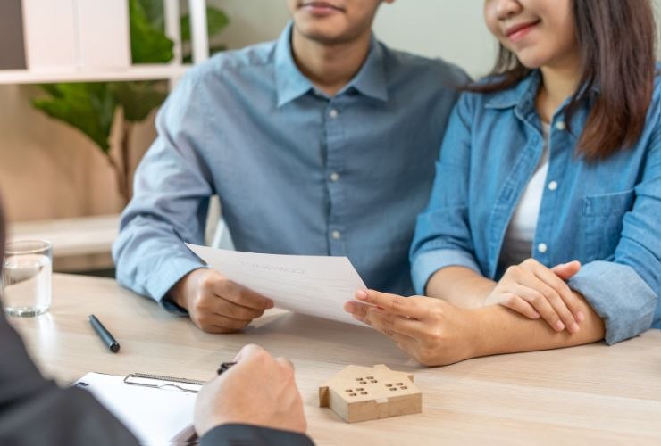 due persone stanno parlando con un'altra per l'acquisto della casa