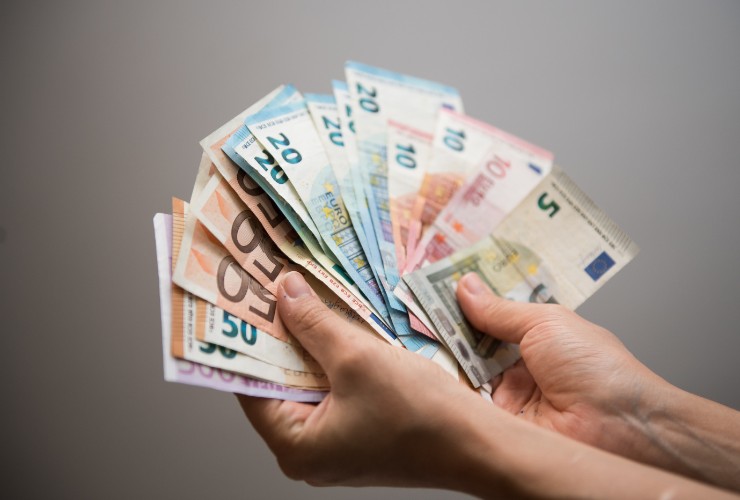 banconote euro in mano