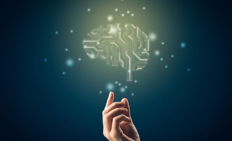 una mano che indica un cervello
