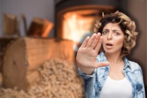 stufa a pellet e donna che fa stop con le mani