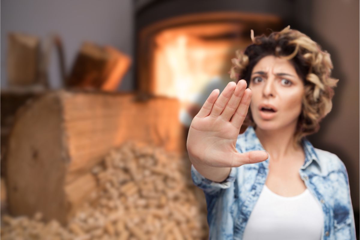 stufa a pellet e donna che fa stop con le mani 