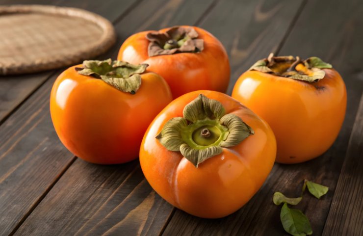 4 cachi sopra ad un tavolo