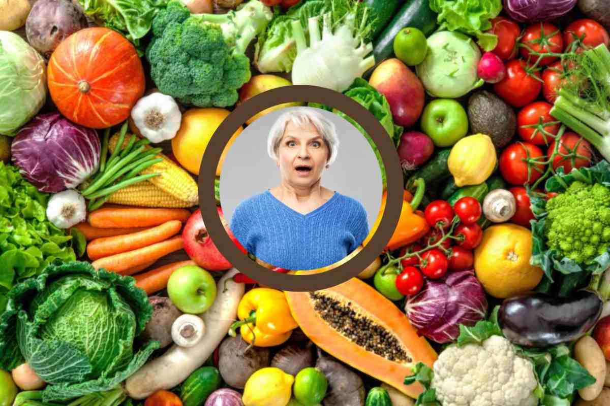 diversi tipi di frutta e verdura e una donna anziana preoccupata con la bocca aperta dallo shock