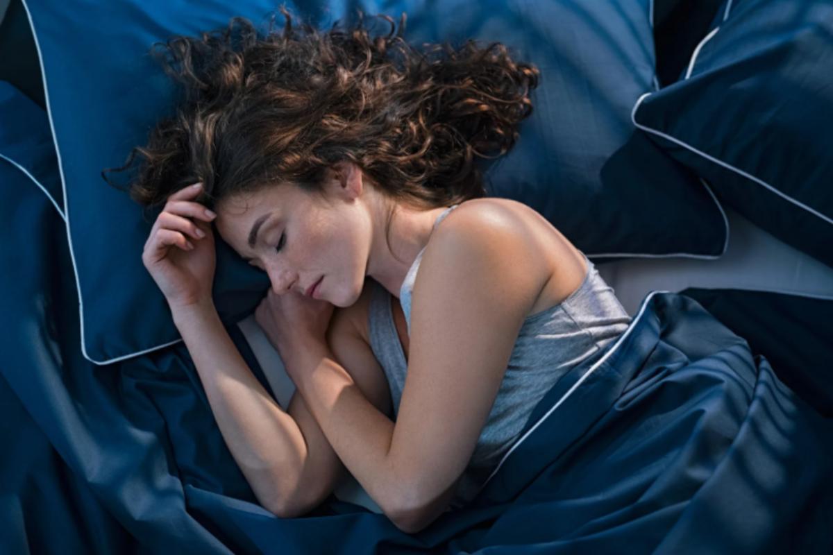 donna che dorme serena su un fianco