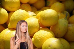 limoni e una ragazza che fa no con le mani