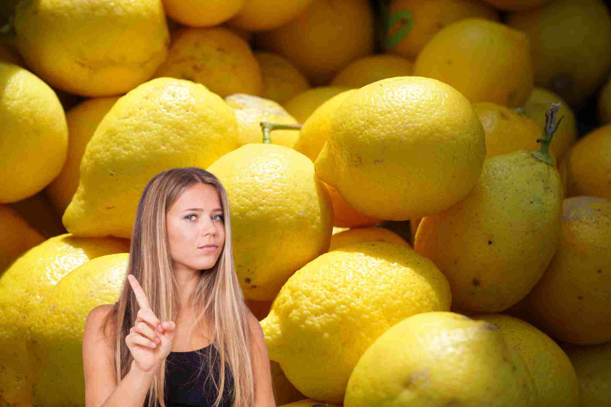 limoni e una ragazza che fa no con le mani