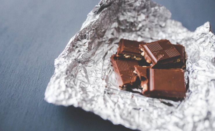 della cioccolata e sotto la carta stagnola