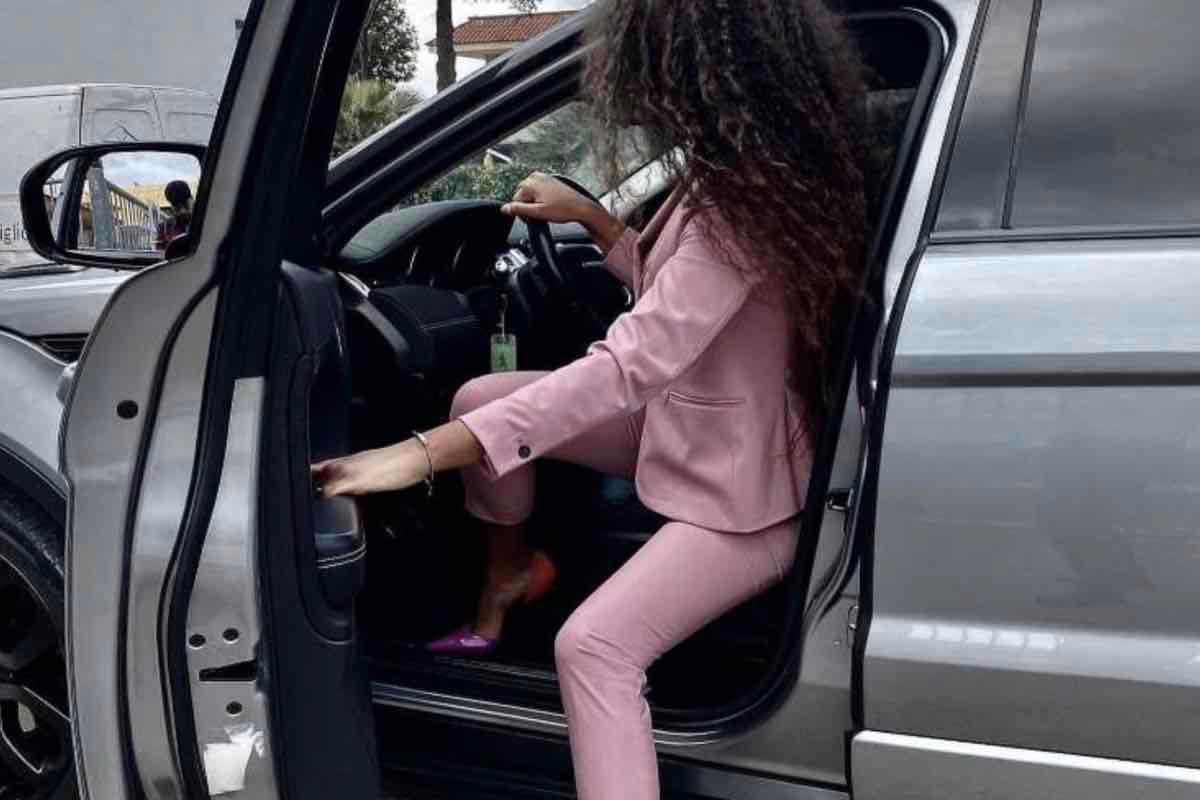 L'auto su cui gira Samira Lui