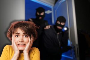 ladri in casa e donna spaventata
