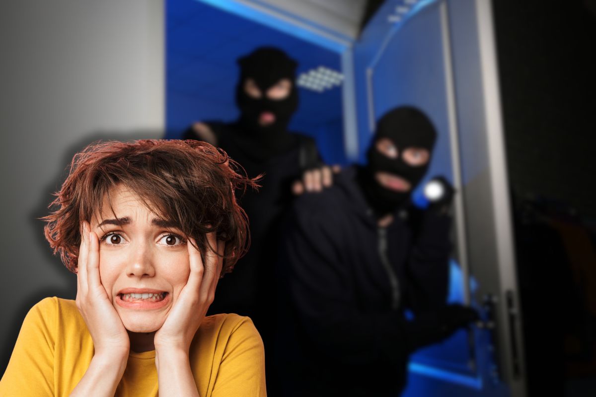 ladri in casa e donna spaventata