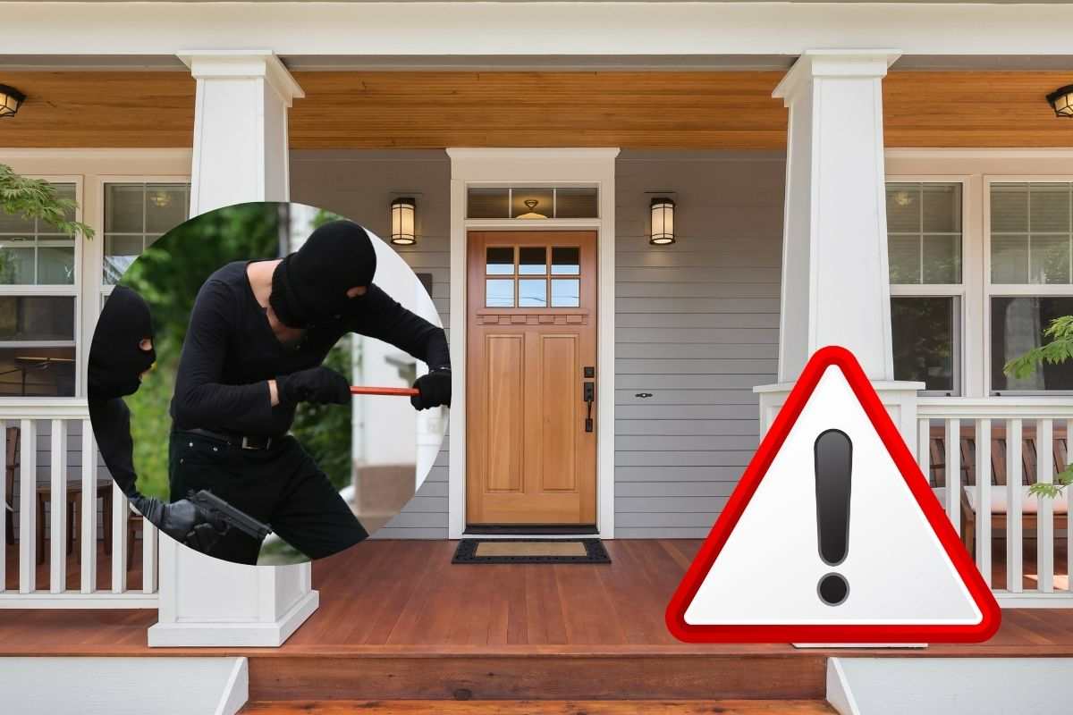 una porta di casa con dei ladri e il simbolo attenzione