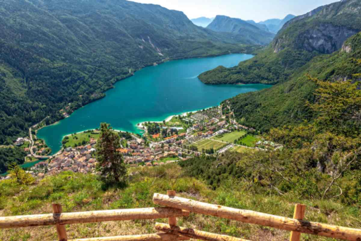 lago di molveno visto dall'alto