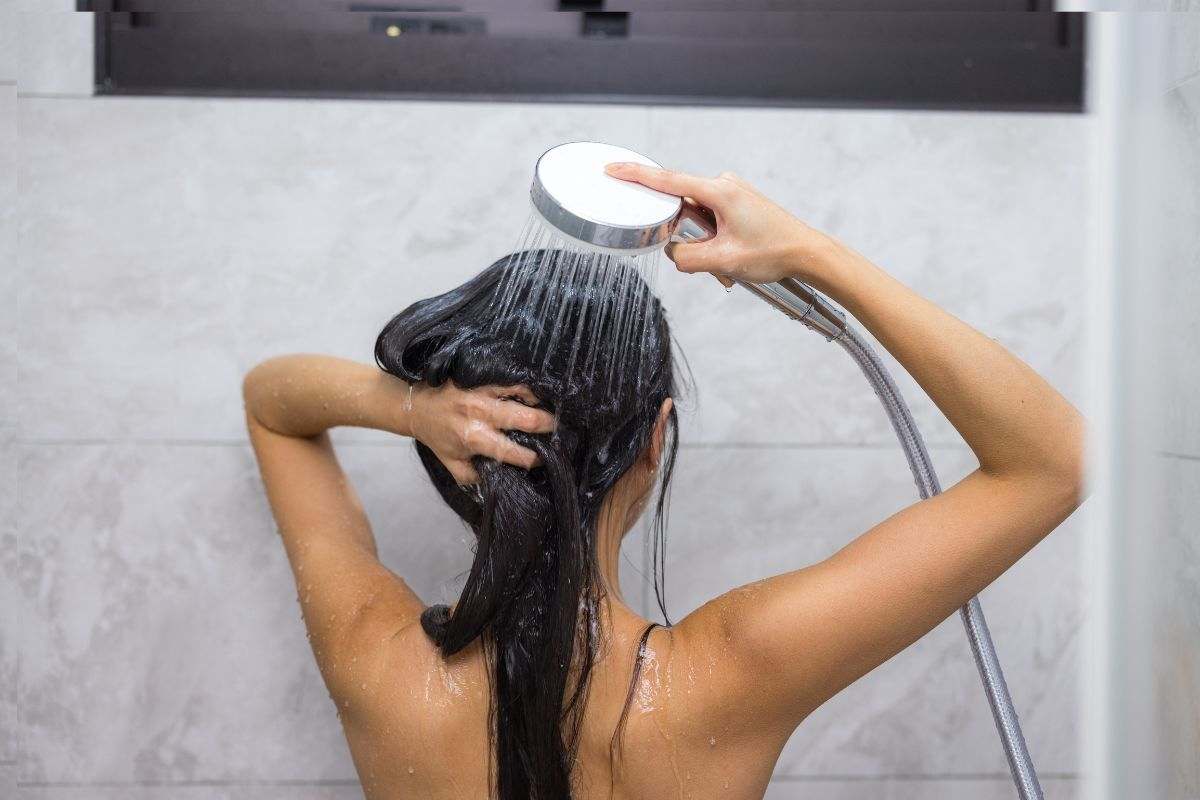una donna che si sta facendo la doccia