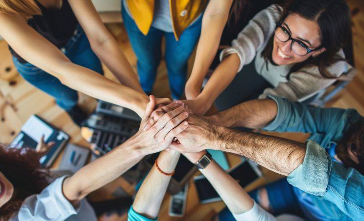 delle persone che si prendono per mano