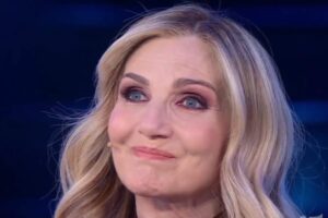 lorella cuccarini con espressione commossa